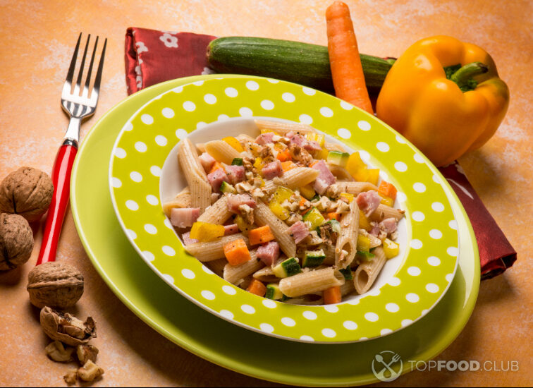 2023-02-13-tebu1k-mixed-salad-pasta-with-pepper-zucchinis-carrots-an