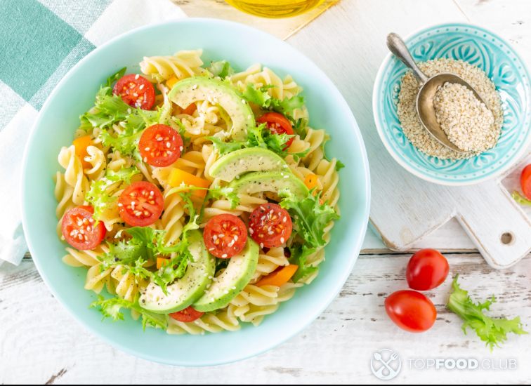 2023-02-13-zbwt4o-pasta-salad-with-avocado-fresh-tomato-pepper-and-2021-08-26-17-21-14-utc