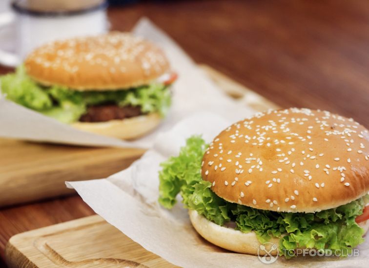2023-02-27-oxf71k-yummy-burger-serving-cheeseburger-or-hamburger-wi-2021-08-29-05-49-40-utc
