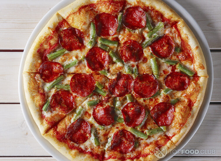 Пицца с колбасой и зелёной спаржевой фасолью