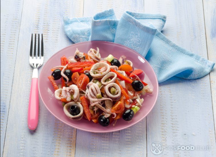 2023-03-08-9c02m6-salat-iz-kalmarov-maslin-pomidorov