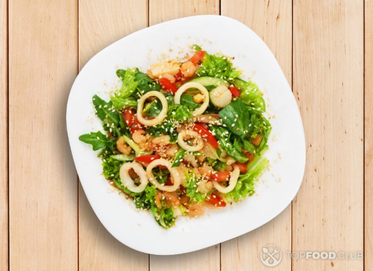 Витаминный салат с кальмарами и морской капустой