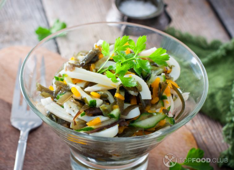 Как приготовить салат из морской капусты с яйцом и огурцом?