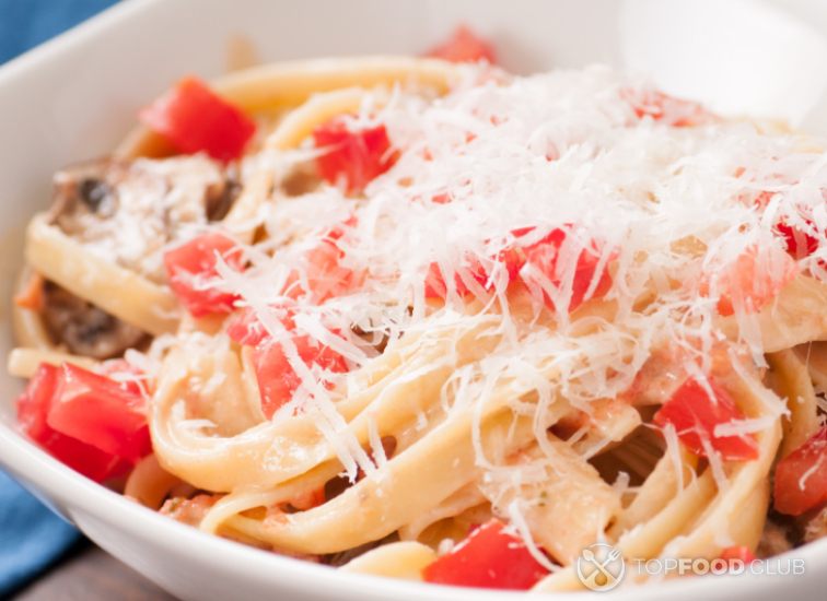 2023-04-25-o62qud-pasta-s-gribami-tomatami-i-prmezanom