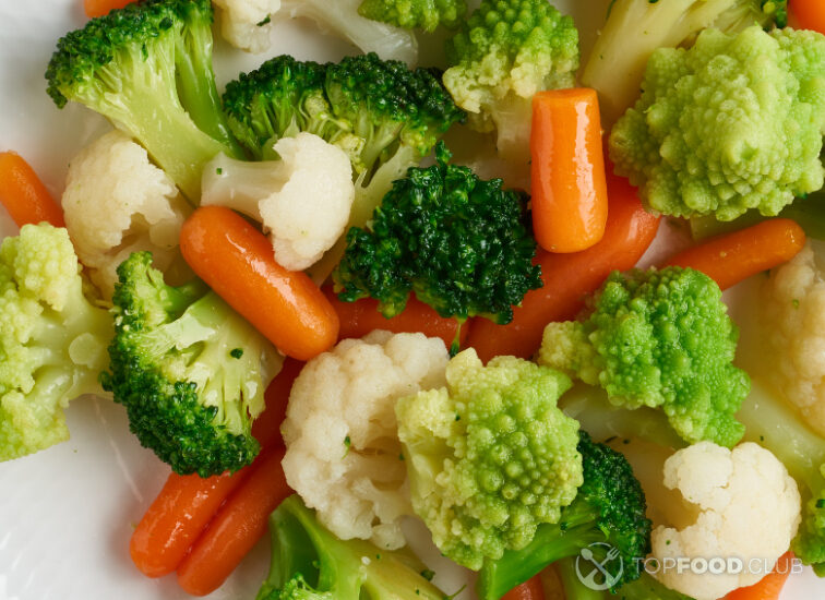 2023-05-05-pe0sko-mix-of-boiled-vegetables-broccoli-carrots