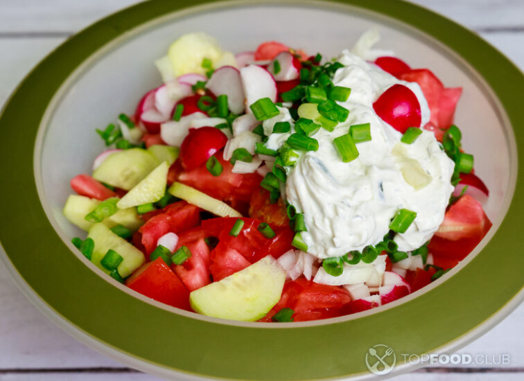 2023-05-11-k3zlvc-green-onion-radish-and-tomato-in-healthy-salad-2023-05-04-07-59-33-utc