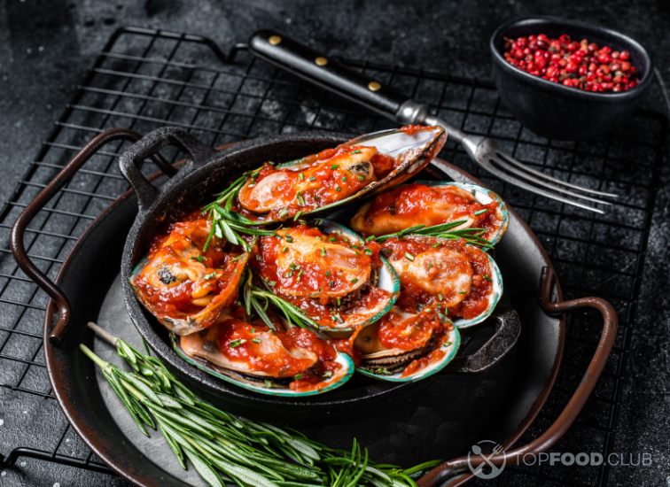 Steamed Green Mussels with Marinara Sauce