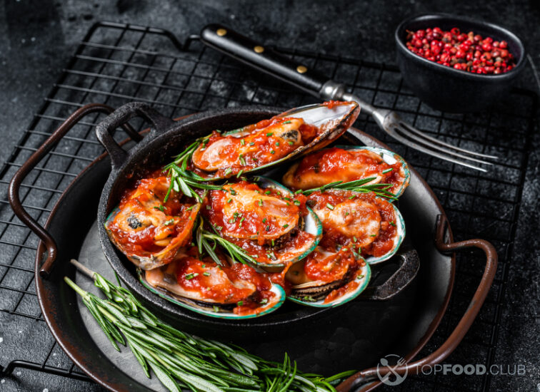 2023-05-15-csyjnf-steamed-green-mussels-with-marinara-sauce-black-b-2023-01-06-23-19-24-utc