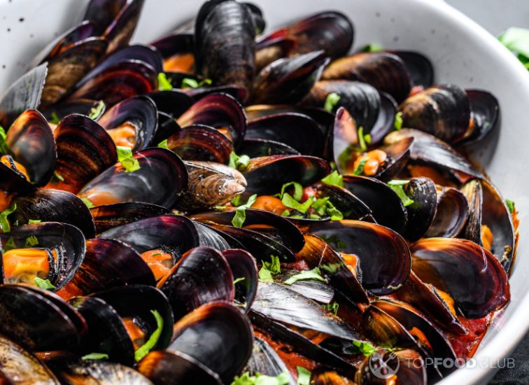 2023-05-15-jq7n8l-mussels-in-tomato-sauce-with-parsley-and-herbs-bl-2022-09-09-19-56-11-utc