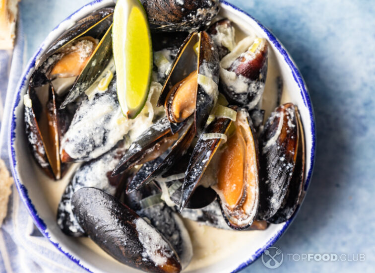 2023-05-16-opr53w-blue-mussels-in-wine-sauce-with-lime-and-bread-st-2022-10-07-22-08-29-utc