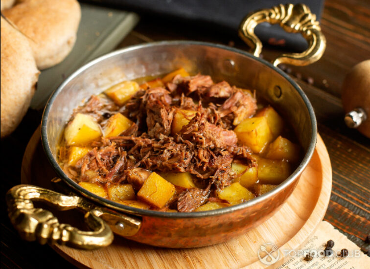 2023-05-28-sz9pcj-copper-pan-with-potato-and-lam-stew-cooked-in-oil