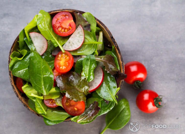 2023-06-06-a84wzh-fresh-salad-with-baby-spinach-and-tomatoes-radish-2021-08-28-13-42-09-utc