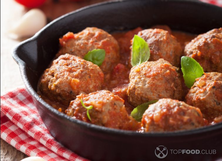2023-06-22-p6e2mi-meatballs-with-tomato-sauce-in-black-pan