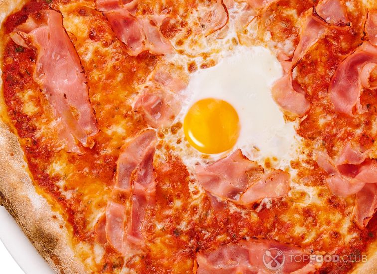 2023-07-31-slvr2g-carbonara-pizza-with-bacon-and-egg-on-white-backgr-2023-04-27-06-53-08-utc