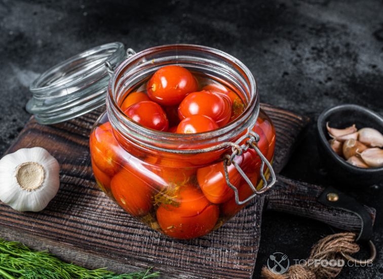 2023-08-17-1oqykx-pickled-cherry-tomatoes-in-a-glass-jar-with-herbs-2022-01-18-23-54-19-utc
