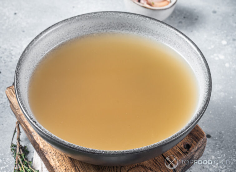 2023-09-14-upnmrs-bone-meat-chicken-broth-in-a-plate-gray-backgroun-2022-06-07-12-36-05-utc