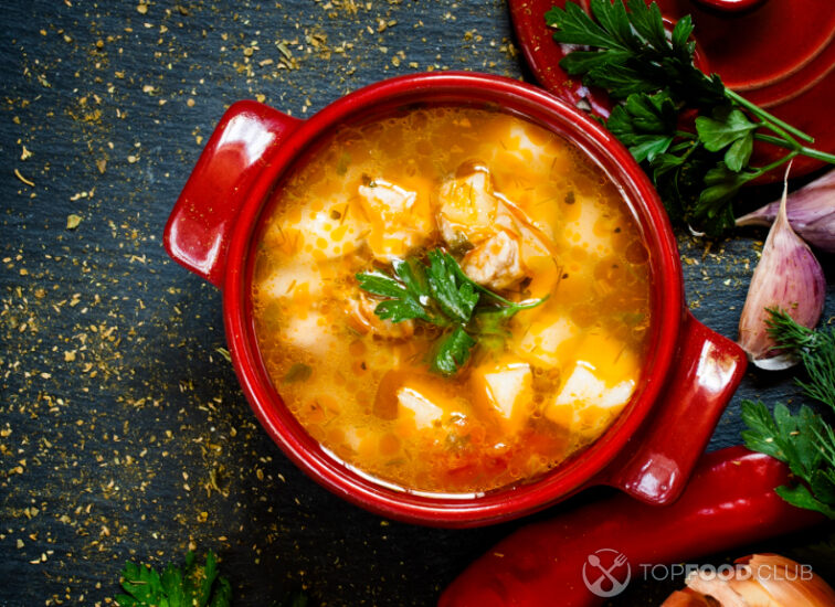 Суп шурпа из баранины в кастрюле по узбекски домашняя