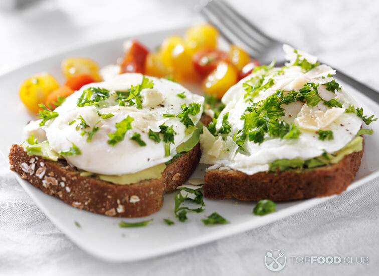 2023-09-21-t9xl52-toast-with-poached-eggs-avocado-and-tomatoes-2022-03-29-07-04-09-utc