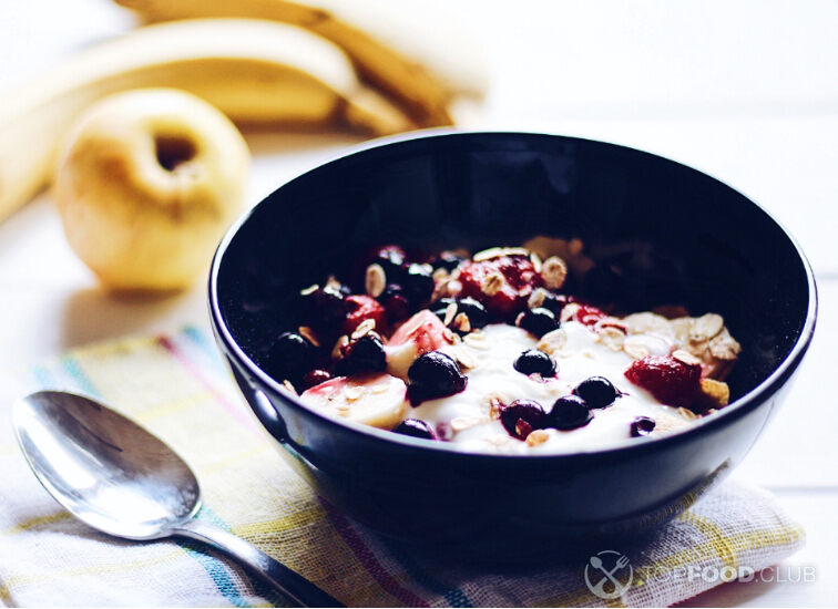 2023-09-22-h59lai-breakfast-from-muesli-berries-and-yogurt-2022-11-16-21-05-41-utc