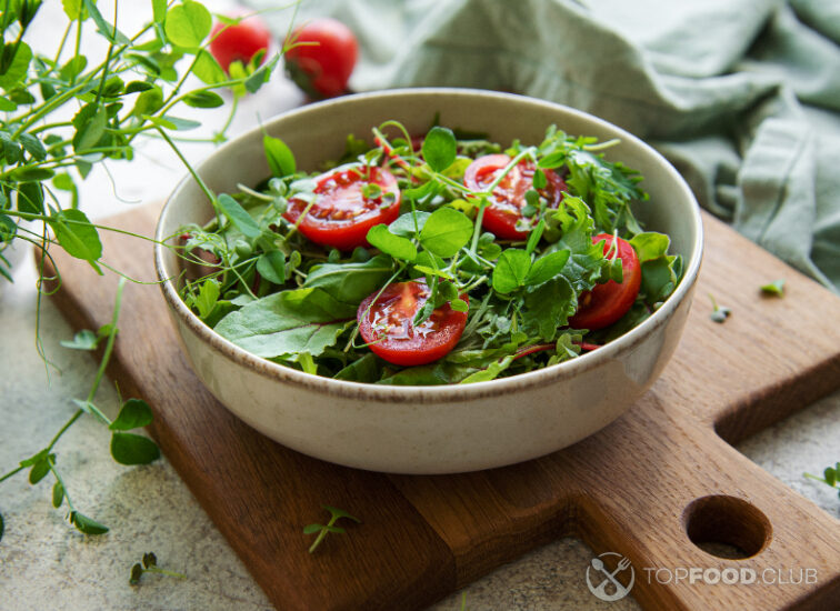 2023-10-30-lyqz4s-salad-with-arugula-and-cherry-tomatoes-2022-07-19-07-30-44-utc
