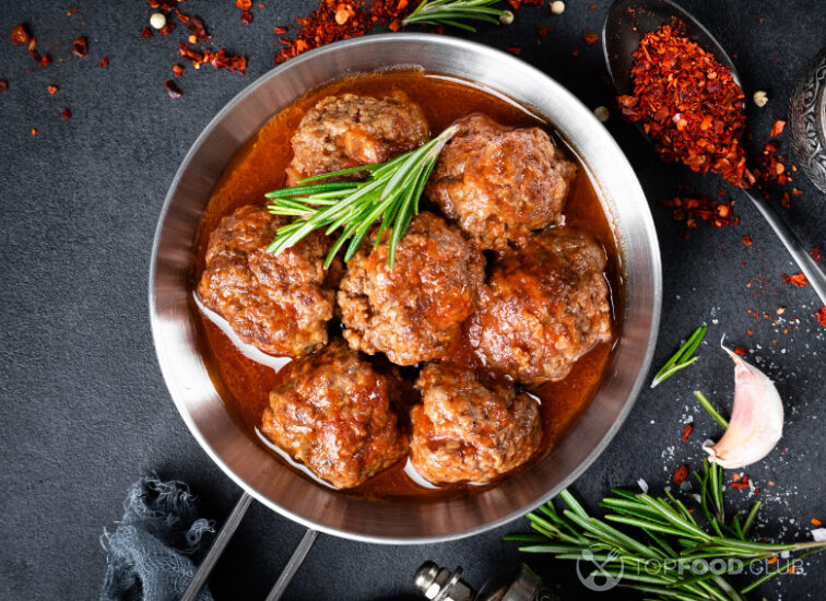 2023-11-08-aegyzk-beef-meatballs-with-spices-in-tomato-sauce-2022-02-02-04-51-36-utc