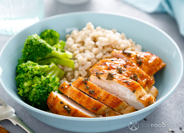 2023-11-21-jt7rd2-baked-chicken-breast-lunch-bowl-with-pearl-barley-2021-08-29-21-03-50-utc