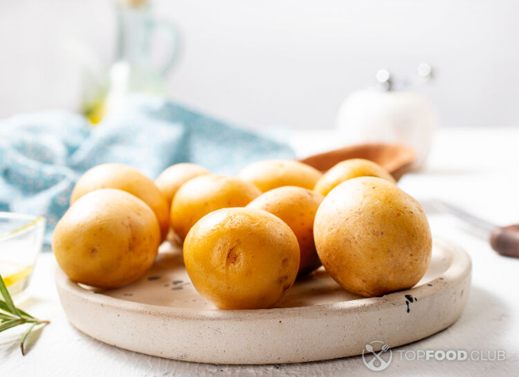 2024-01-03-qzhb7r-peeled-potatoes-for-cooking-raw-potato-on-a-table-2023-11-27-05