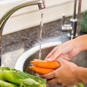 Моем морковь.