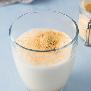 Смешать молоко и дрожжи.