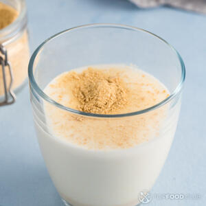 Молоко подогреть (не должно быть горячим!). Добавить небольшое количество сахара и дрожжи.