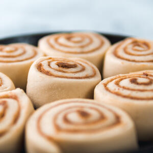 Противень смазать сливочным маслом, выложить готовые булочки. 