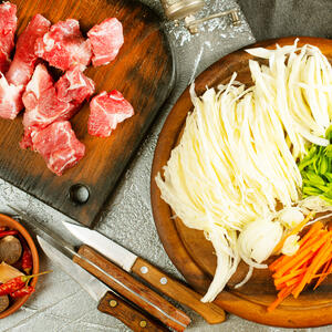 Подготовить овощи и мясо. Все помыть, нарезать соломкой.