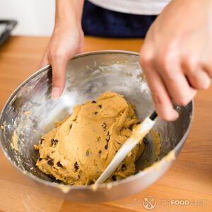 Смешать тесто