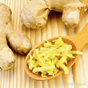 Натереть имбирь.