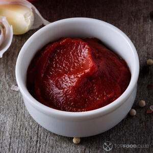 Добавить томатную пасту в борщ