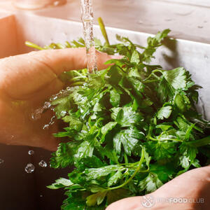 Мыть зелень водой