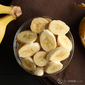 Нарежьте бананы кружочками