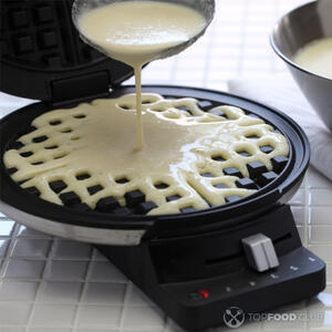 Разогреть вафельницу.