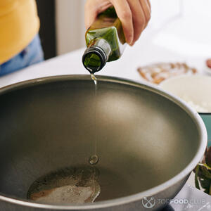 На разогретую сковороду наливаем оливковое масло