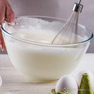 Взбивать белки.