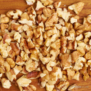 Орехи жарить на сухой сковороде, затем мелко нарезать