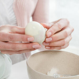 Почистить вареные яйца 