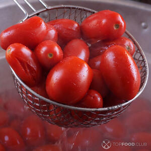 Помидоры ошпариваем в кипятке 