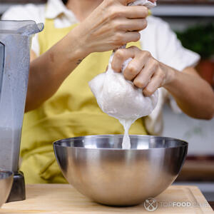 Процеживать молоко.