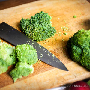 Разрезать брокколи.