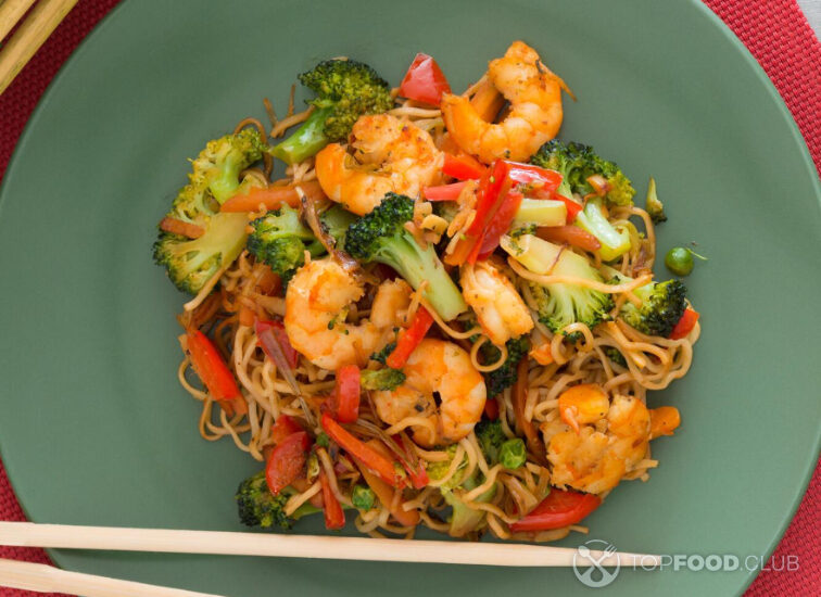 2021-08-26-mf3jtz-noodles-with-shrimps-and-vegetables-in-asian-style-cabdkyv