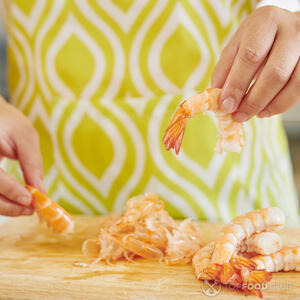 Очистить креветки