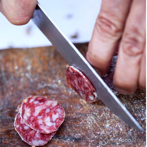 Резать колбасу.