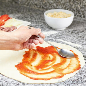 Смазать кетчупом.