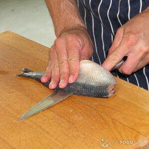 разрезать рыбу